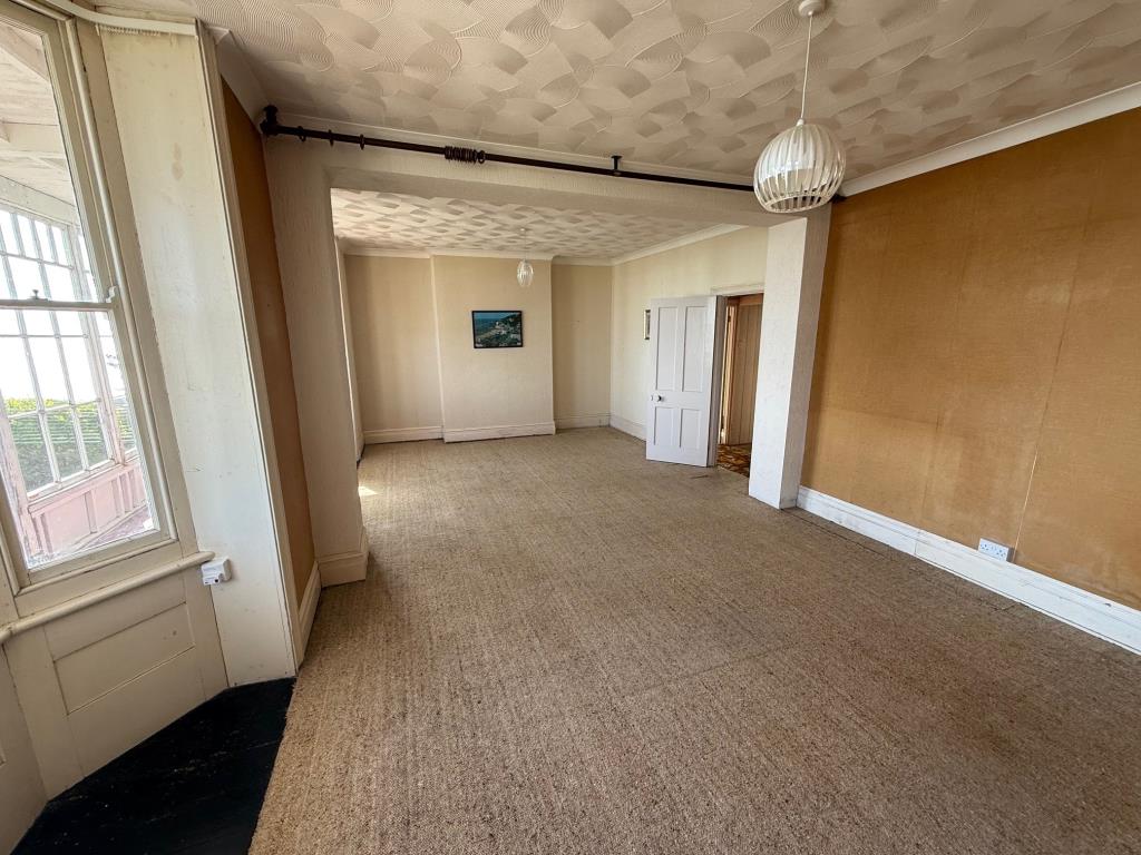 Lot: 163 - FOUR-BEDROOM HOUSE FOR IMPROVEMENT WITH STUNNING SEA VIEWS AND REAR VEHICULAR ACCESS - The Living/Dining Room